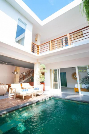 Apple Villa & Suite Seminyak  Kuta